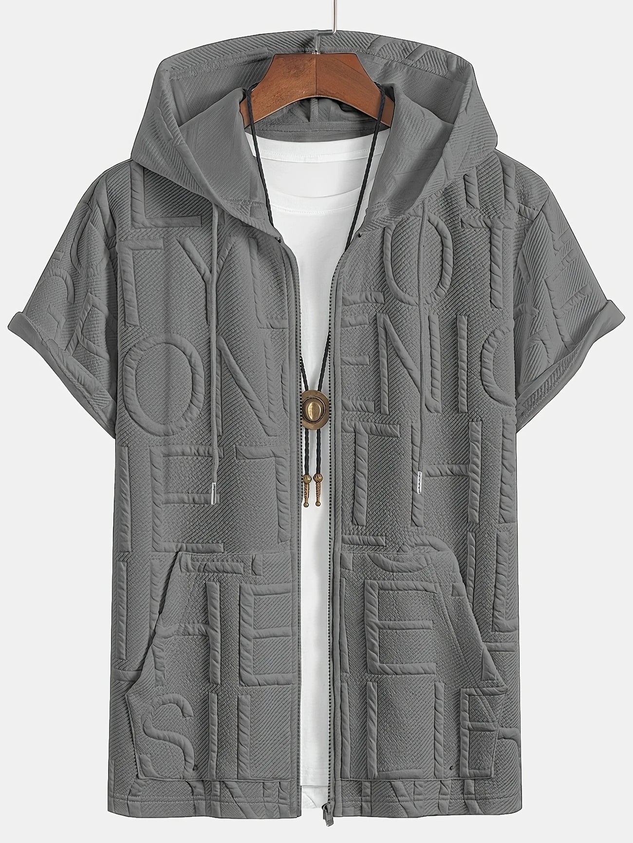 "Kabartma Desenli Beyaz Kapüşonlu T-Shirt – Temiz ve Çarpıcı Stil"