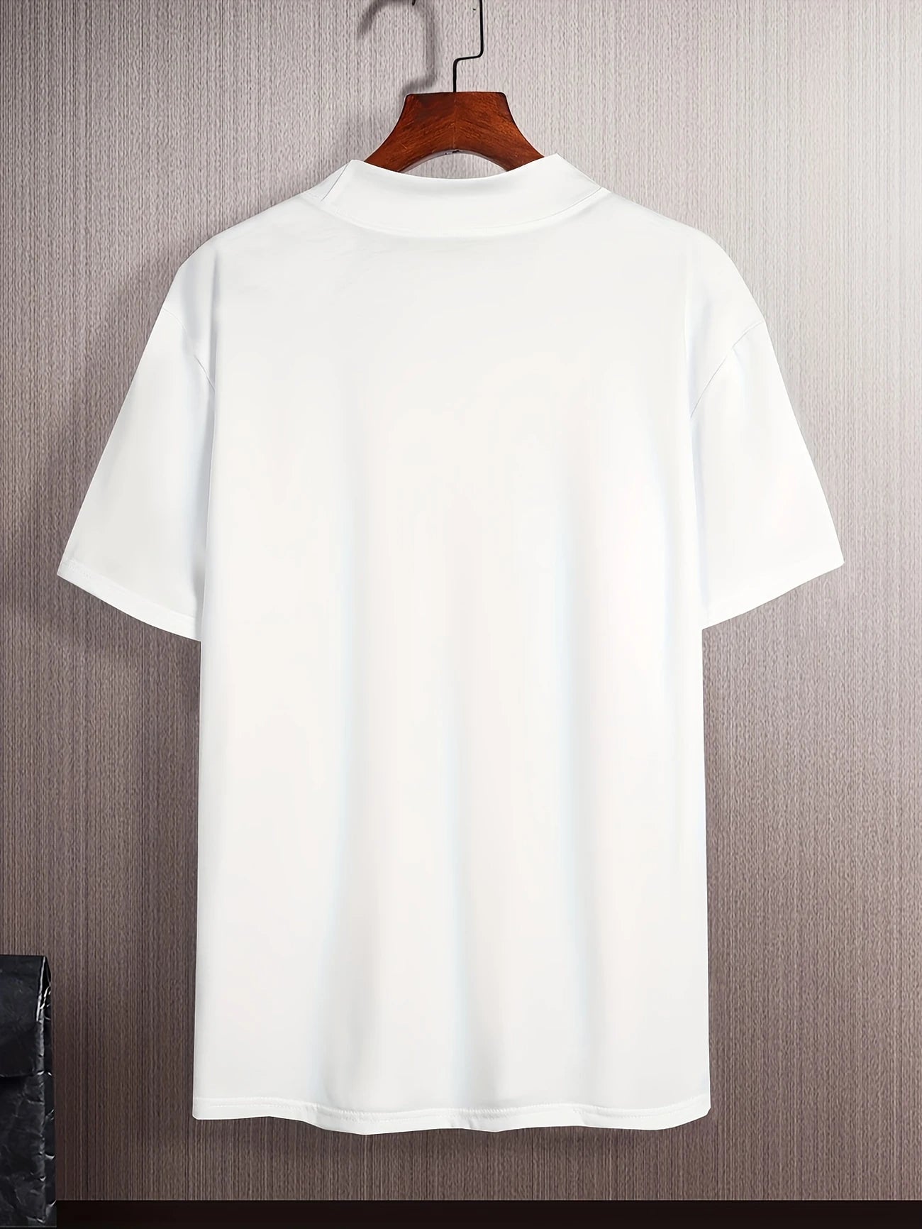 Yüksek Yaka V Harf Detaylı T-Shirt – Minimal ve Şık Tasarım