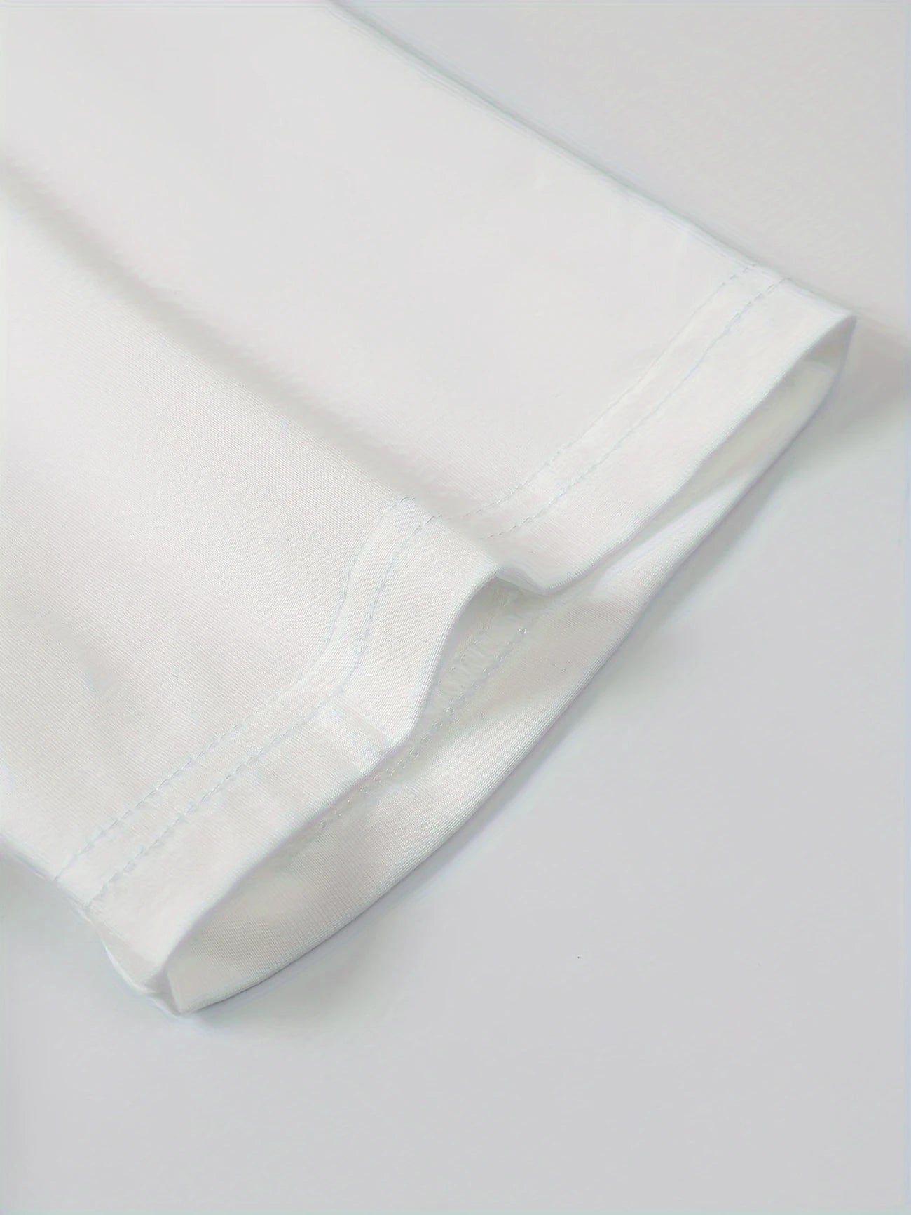 Yüksek Yaka V Harf Detaylı T-Shirt – Minimal ve Şık Tasarım