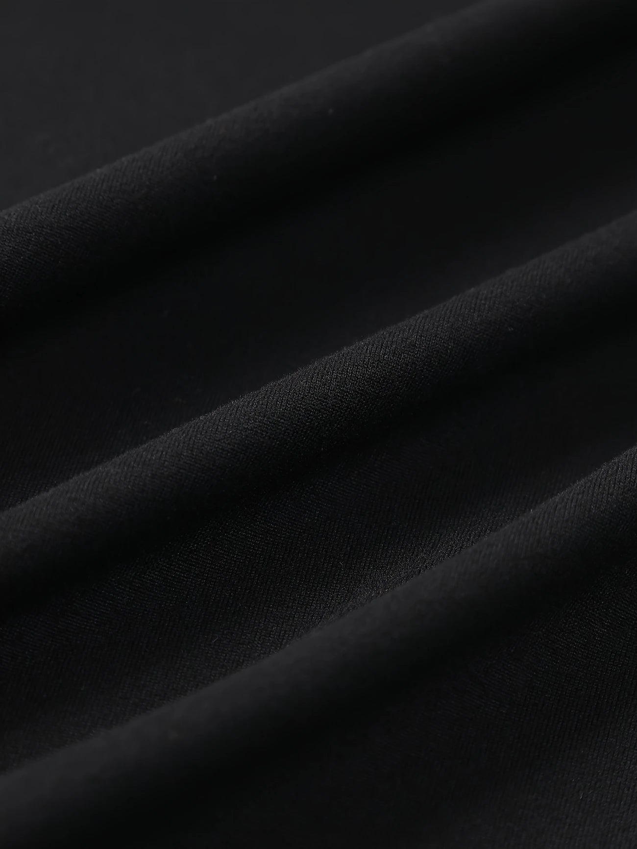 Yüksek Yaka V Harf Detaylı T-Shirt – Minimal ve Şık Tasarım