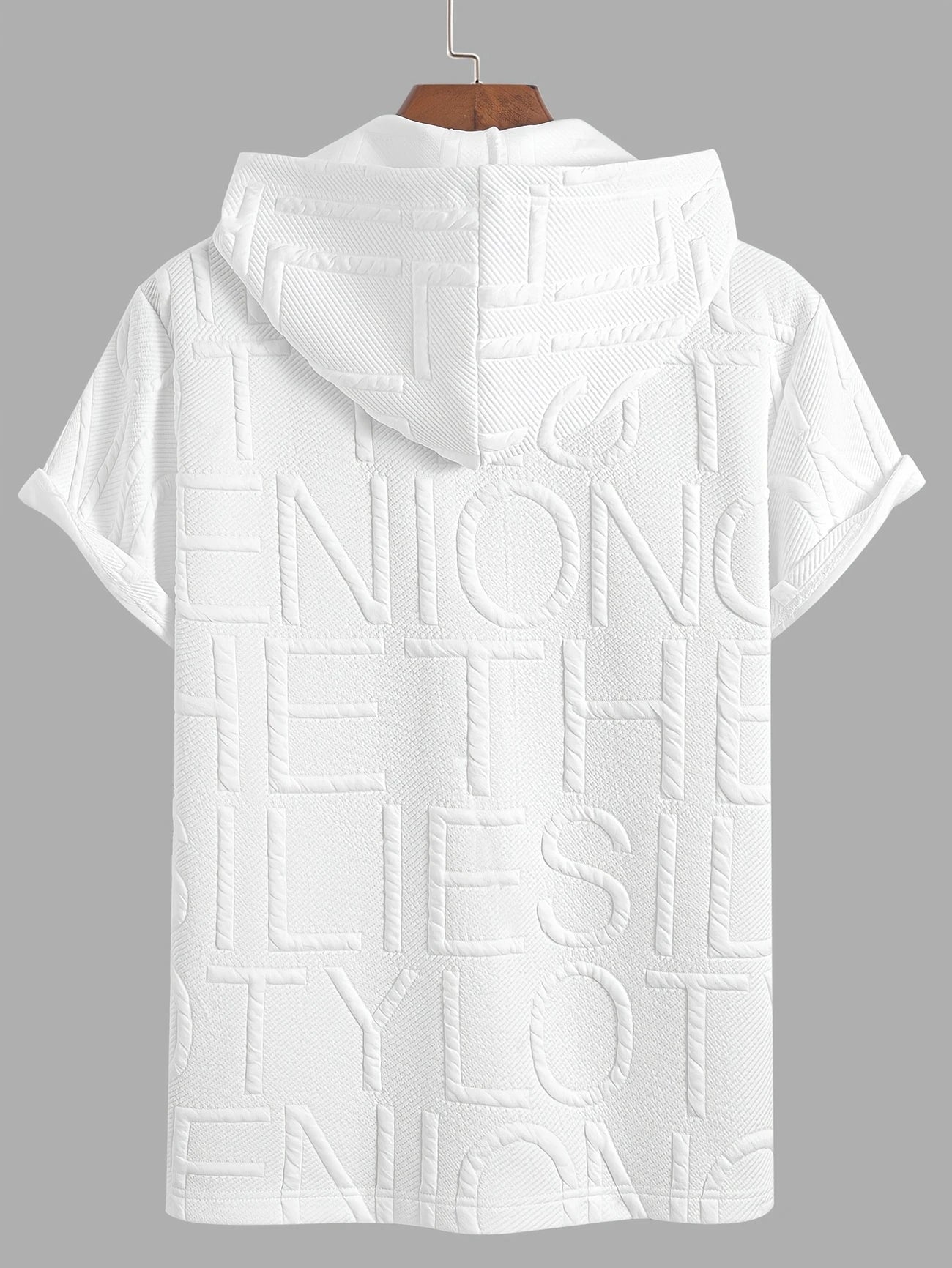 "Kabartma Desenli Beyaz Kapüşonlu T-Shirt – Temiz ve Çarpıcı Stil"