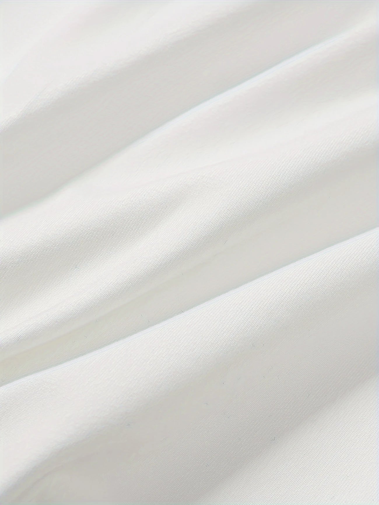 Yüksek Yaka V Harf Detaylı T-Shirt – Minimal ve Şık Tasarım