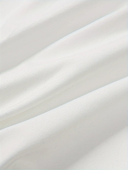 Yüksek Yaka V Harf Detaylı T-Shirt – Minimal ve Şık Tasarım