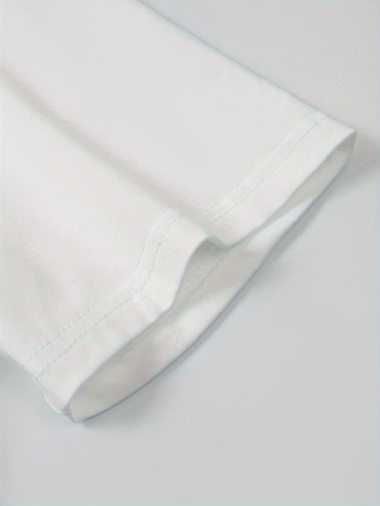 Yüksek Yaka V Harf Detaylı T-Shirt – Minimal ve Şık Tasarım