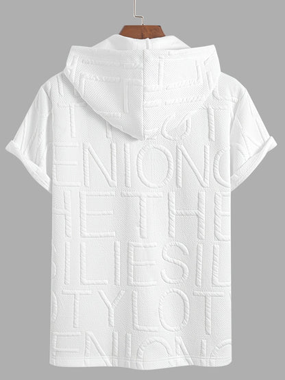 "Kabartma Desenli Beyaz Kapüşonlu T-Shirt – Temiz ve Çarpıcı Stil"